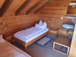 Schlafzimmer oben, mit Balkon und Waschtisch