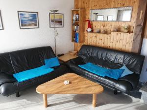 WZ mit Ledercouch und neuem Tisch